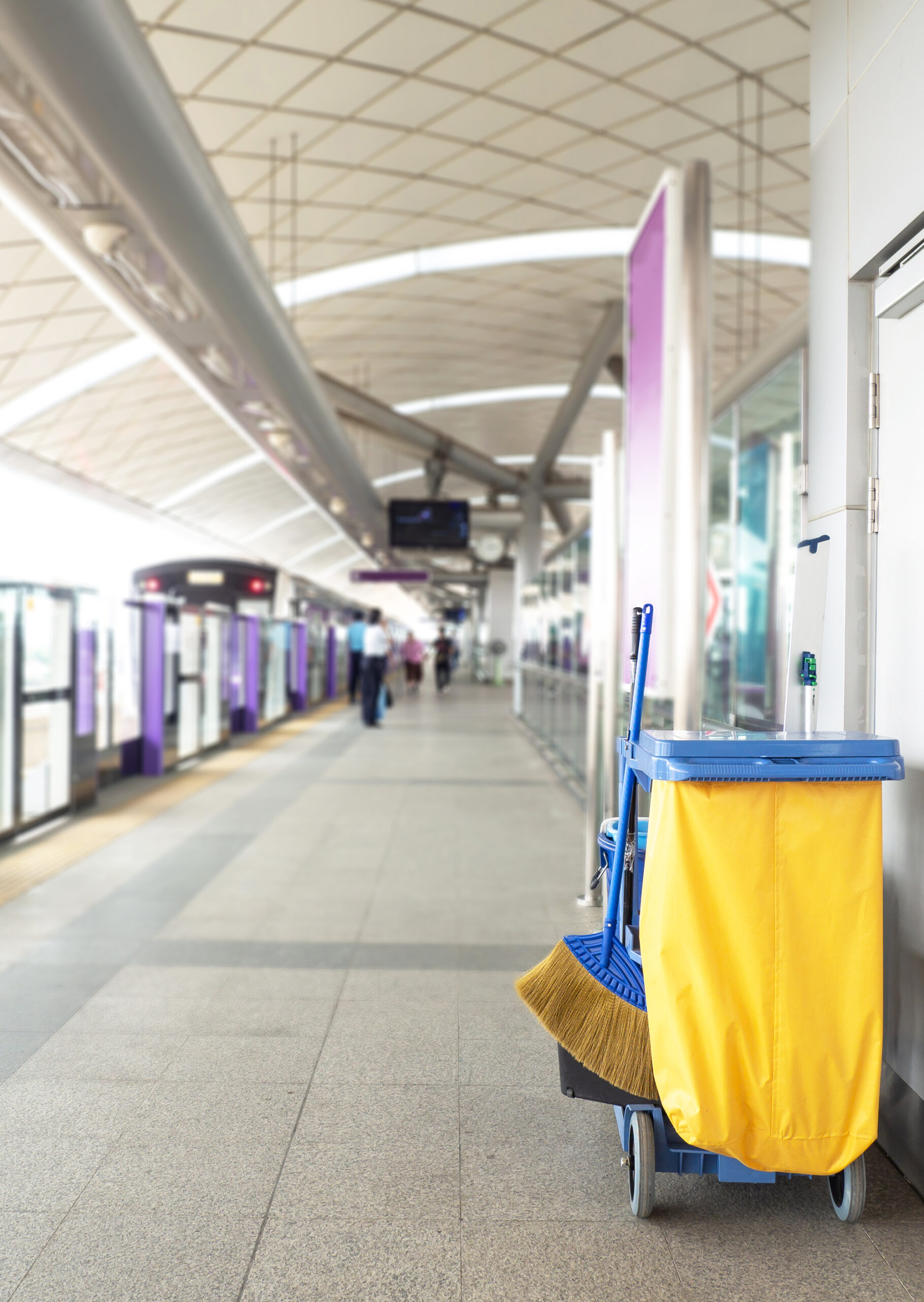 Unterhaltsreinigung_cleaning-tools-cart-wait-maid-cleaner-subway